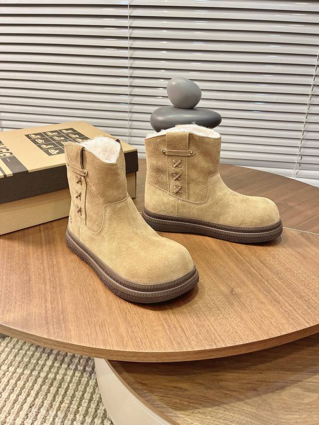 实价： 短筒雪地靴 ：秒变大长腿 ：头层牛皮鞋面内里羊毛一体 ：内外侧绑带装饰 厚底设计，防滑大底 毛茸茸慵懒风 秋冬色系搭 配时尚元素爆棚 鞋面：羊皮毛一体