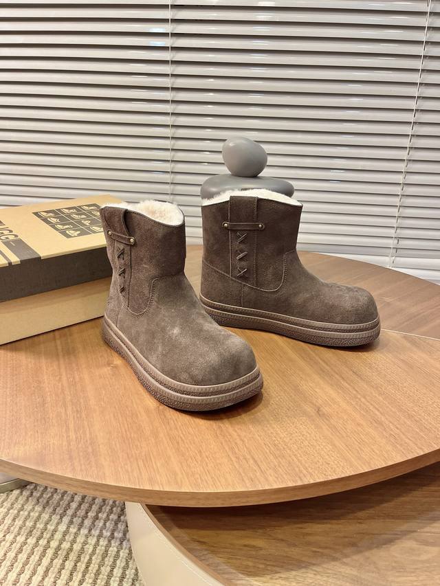 实价： 短筒雪地靴 ：秒变大长腿 ：头层牛皮鞋面内里羊毛一体 ：内外侧绑带装饰 厚底设计，防滑大底 毛茸茸慵懒风 秋冬色系搭 配时尚元素爆棚 鞋面：羊皮毛一体