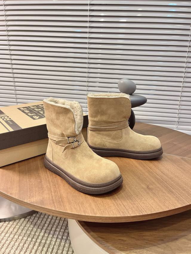 实价： 短筒雪地靴 ：秒变大长腿 两穿可翻毛 ：牛皮鞋面内里羊毛一体皮扣设计 ：高筒立起保暖有型 靴筒放下秒变慵懒短靴 两种风格随意切换 奶里奶气 毛茸茸慵懒风