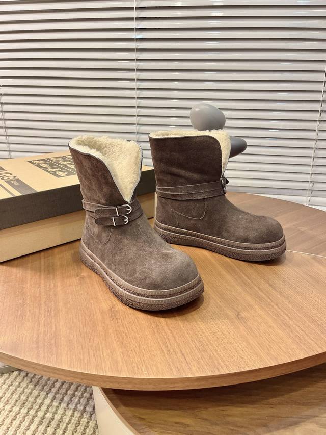 实价： 短筒雪地靴 ：秒变大长腿 两穿可翻毛 ：牛皮鞋面内里羊毛一体皮扣设计 ：高筒立起保暖有型 靴筒放下秒变慵懒短靴 两种风格随意切换 奶里奶气 毛茸茸慵懒风