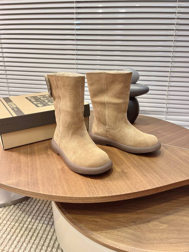 实价： 短筒雪地靴 ：秒变大长腿 两穿可翻毛 ：后根精致金属点缀时尚基因 ：牛皮鞋面内里羊毛一体高筒立起保暖有型， ：靴筒放下秒变慵懒短靴 两种风格随意切换 奶