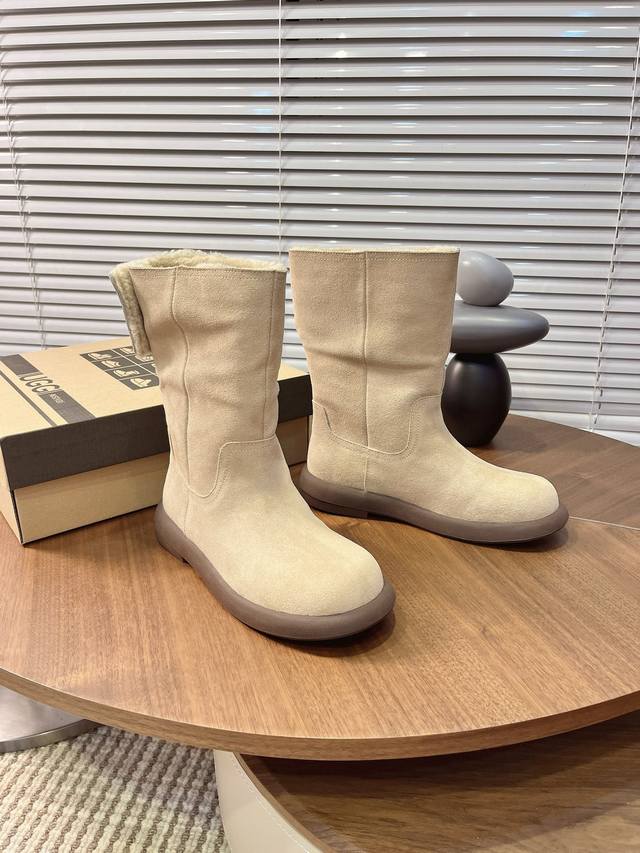 实价： 短筒雪地靴 ：秒变大长腿 两穿可翻毛 ：后根精致金属点缀时尚基因 ：牛皮鞋面内里羊毛一体高筒立起保暖有型， ：靴筒放下秒变慵懒短靴 两种风格随意切换 奶