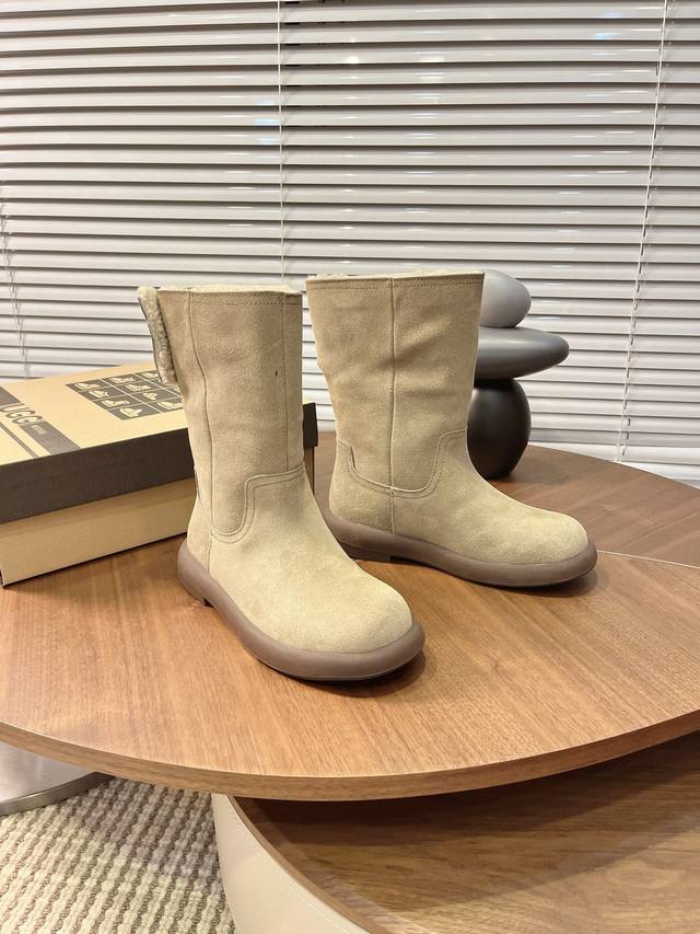 实价： 短筒雪地靴 ：秒变大长腿 两穿可翻毛 ：后根精致金属点缀时尚基因 ：牛皮鞋面内里羊毛一体高筒立起保暖有型， ：靴筒放下秒变慵懒短靴 两种风格随意切换 奶