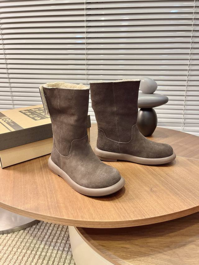 实价： 短筒雪地靴 ：秒变大长腿 两穿可翻毛 ：后根精致金属点缀时尚基因 ：牛皮鞋面内里羊毛一体高筒立起保暖有型， ：靴筒放下秒变慵懒短靴 两种风格随意切换 奶