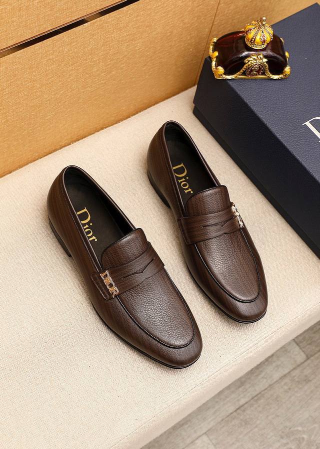 商品商标：Dior 迪奥 休闲皮鞋 正码码数: 38-44 45订做 商品材料：精选 意大利进口头层荔枝纹牛皮鞋面，进口水染牛皮内里。强烈立体视觉效果，橡胶大底