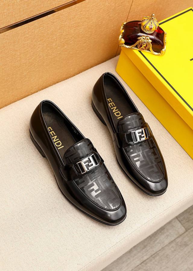 商品商标：Fendi 芬迪 休闲皮鞋 正码码数: 38-44 45订制 商品材料：精选 进口头层漆皮激光鞋面+奢华五金扣，进口牛皮内里。强烈立体视觉效果，橡胶大