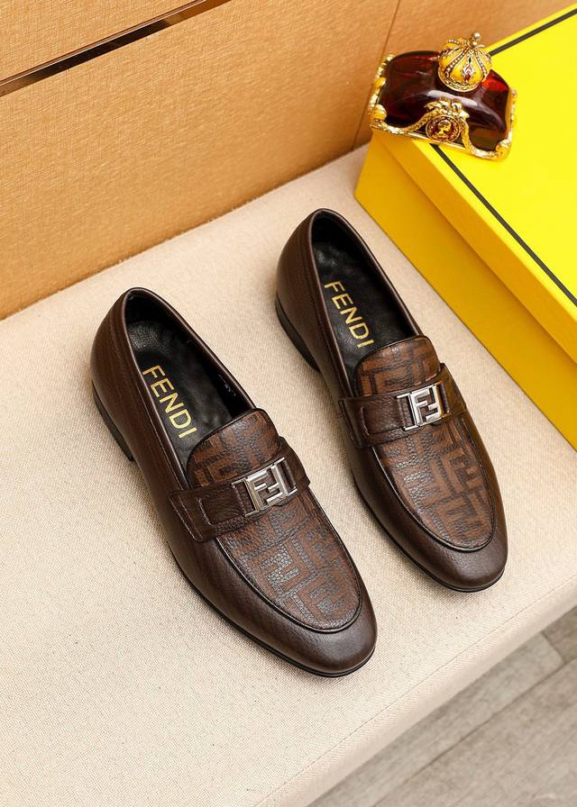 商品商标：Fendi 芬迪 休闲皮鞋 正码码数: 38-44 45订制 商品材料：精选 进口头层荔枝纹牛皮激光鞋面+奢华五金扣，进口牛皮内里。强烈立体视觉效果，