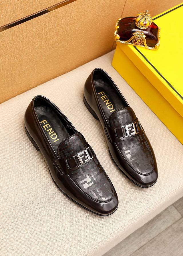 商品商标：Fendi 芬迪 休闲皮鞋 正码码数: 38-44 45订制 商品材料：精选 进口头层漆皮激光鞋面+奢华五金扣，进口牛皮内里。强烈立体视觉效果，橡胶大