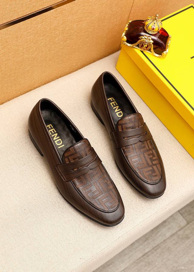 商品商标：Fendi 芬迪 休闲皮鞋 正码码数: 38-44 45订制 商品材料：精选 进口头层小牛皮鞋面，进口牛皮内里。强烈立体视觉效果，橡胶大底 颜 色：1