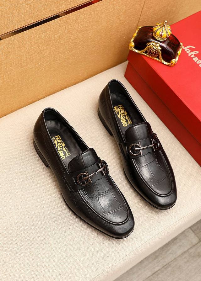商品商标：Ferragamo 菲拉格慕 休闲皮鞋 正码码数: 38-44 45订制 商品材料：精选 进口头层小牛皮压花鞋面+经典五金扣，进口水染牛皮内里。强烈立