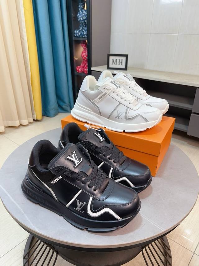 出厂价P Lv款式新颖时尚，鞋面采用进口牛皮+ Lv专用材料！超潮设计！让人眼前一亮！皮质柔软细腻光泽透亮，彰显极致纯手工工艺，网里上脚柔软舒适透气！Size：