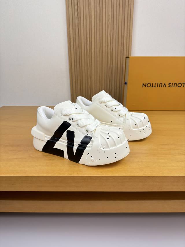 Louis Vuitton 路易威登 -高端品质 原单 休闲运动鞋 -鞋面：纳帕小牛皮、彩印品牌图腾 -内里：水染牛皮 -大底：原版Tpu 发泡；成型大底 -超