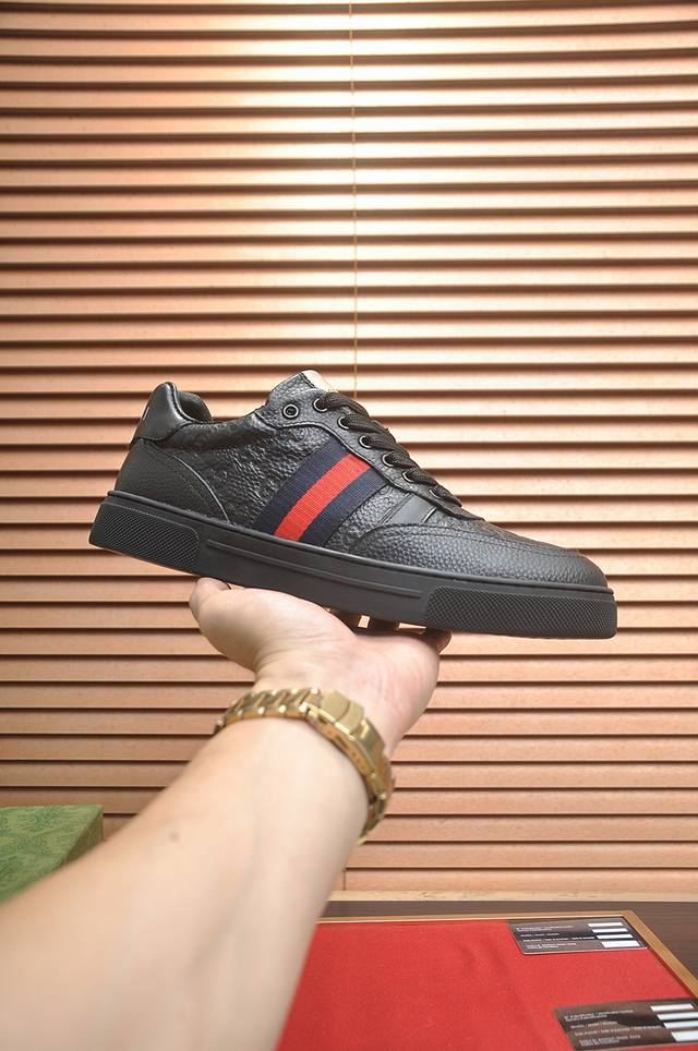 出厂价P Gucci 古奇 官网1:1运动男鞋火爆上市，采用原版丝绸牛皮+头层羊皮内里，再加官网原版1:1舒适大底。时尚百搭，着脚超舒适、透气！黑2色可选，标准
