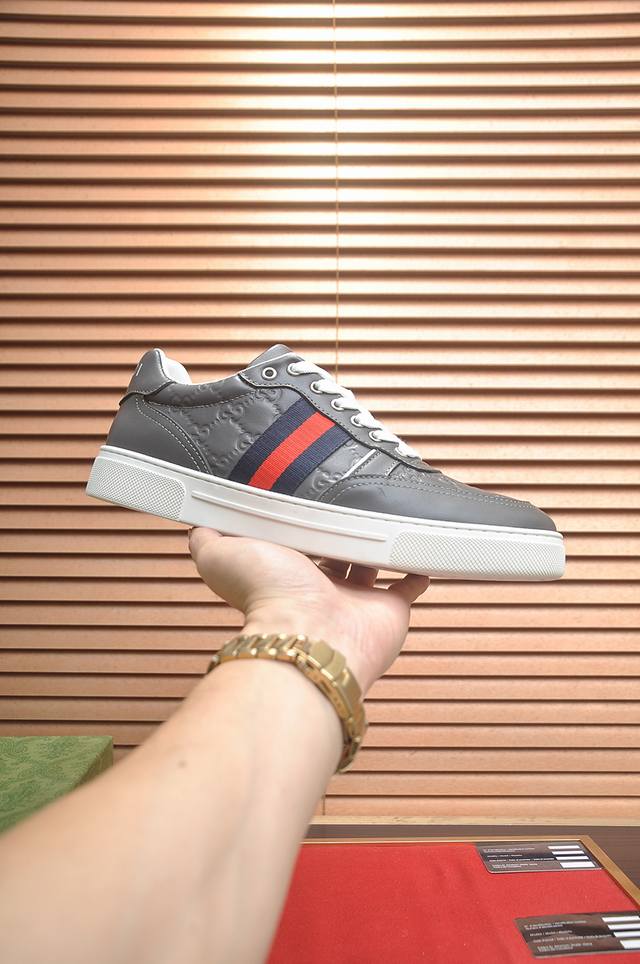 出厂价P Gucci 古奇 官网1:1运动男鞋火爆上市，采用原版丝绸牛皮+头层羊皮内里，再加官网原版1:1舒适大底。时尚百搭，着脚超舒适、透气！黑2色可选，标准