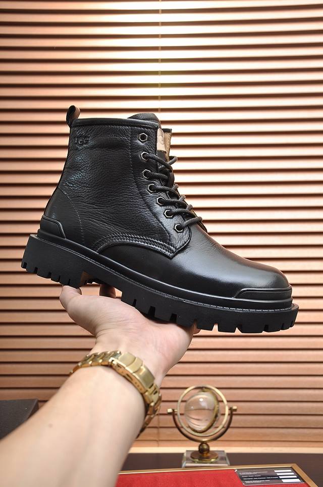 出厂价P Ugg 全羊毛内里 顶级高端品质皮毛一体保暖雪地靴来自澳洲温暖奢侈品牌男鞋，Ugg-5877官网同步、采用进口牛皮制作，精心缝制而成..进口橡胶发泡大