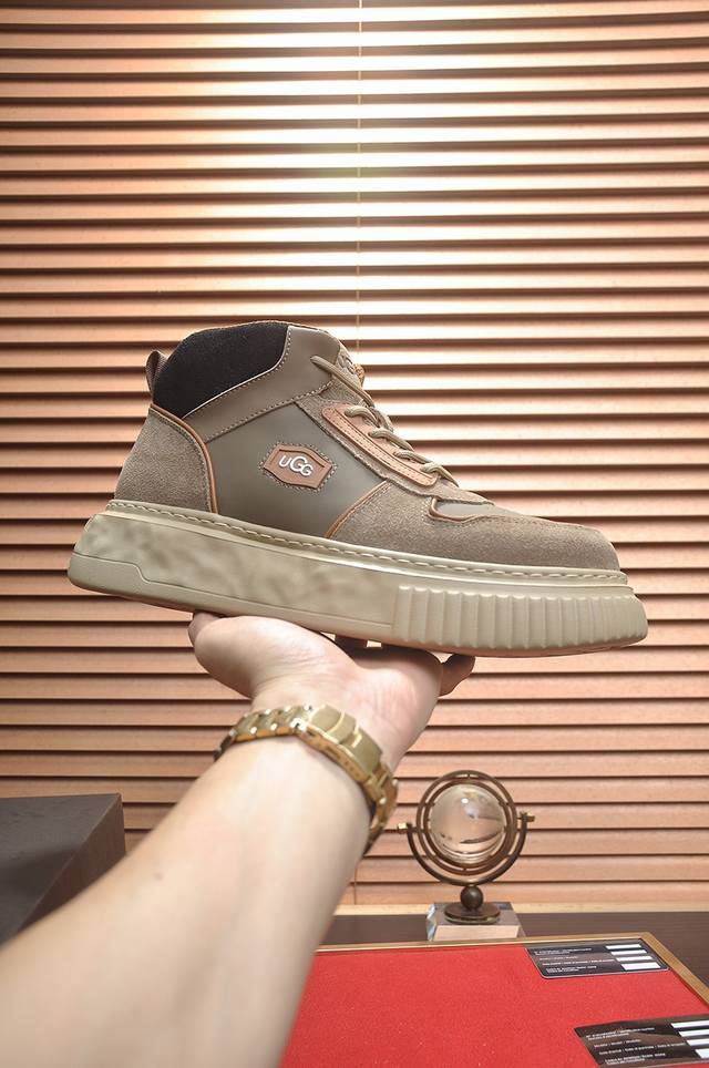 出厂价P Ugg 全羊毛内里 顶级高端品质皮毛一体保暖雪地靴来自澳洲温暖奢侈品牌男鞋，Ugg-5877官网同步、采用进口牛皮制作，精心缝制而成..进口橡胶发泡大