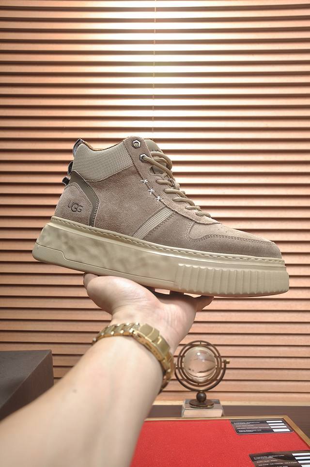 出厂价P Ugg 全羊毛内里 顶级高端品质皮毛一体保暖雪地靴来自澳洲温暖奢侈品牌男鞋，Ugg-5877官网同步、采用进口牛皮制作，精心缝制而成..进口橡胶发泡大