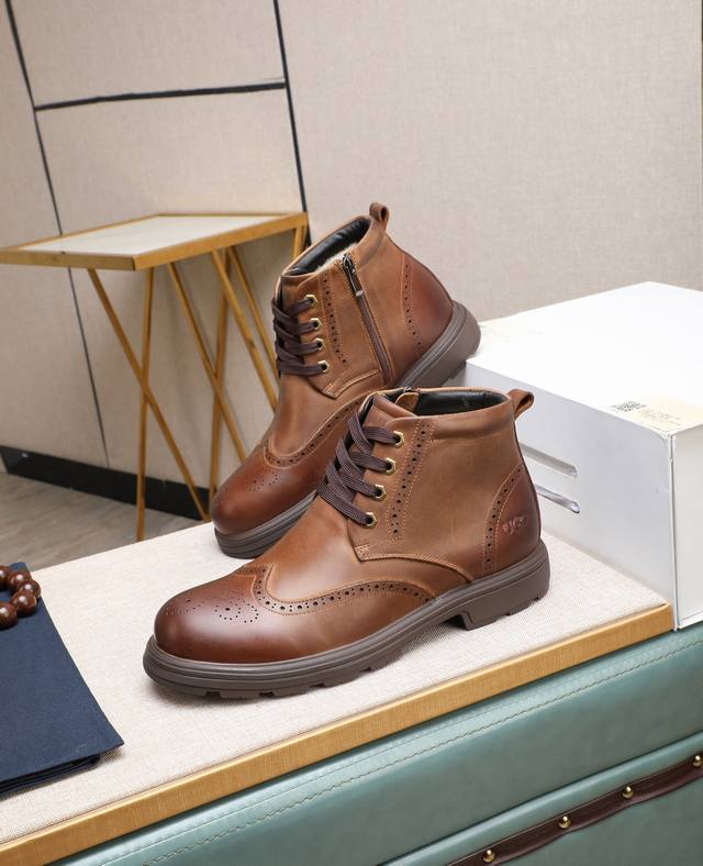 出厂价P 全真羊毛内里 假一赔十 请注意 原单品质 比较毛料的厚度爆款Ugg 来自澳洲温暖奢侈品牌男鞋，官网同步、贝克汉姆男款..，采用进口头层打蜡牛皮制作，鞋