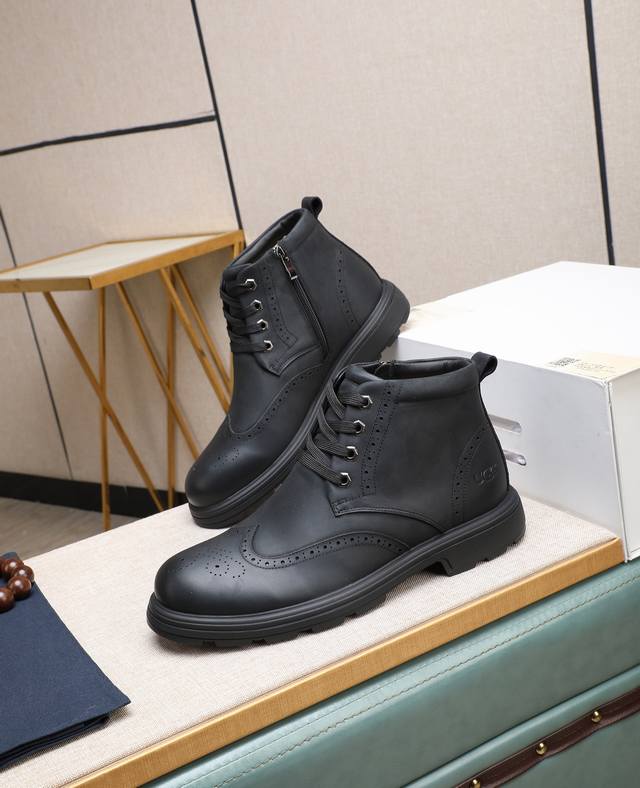 出厂价P 全真羊毛内里 假一赔十 请注意 原单品质 比较毛料的厚度爆款Ugg 来自澳洲温暖奢侈品牌男鞋，官网同步、贝克汉姆男款..，采用进口头层打蜡牛皮制作，鞋