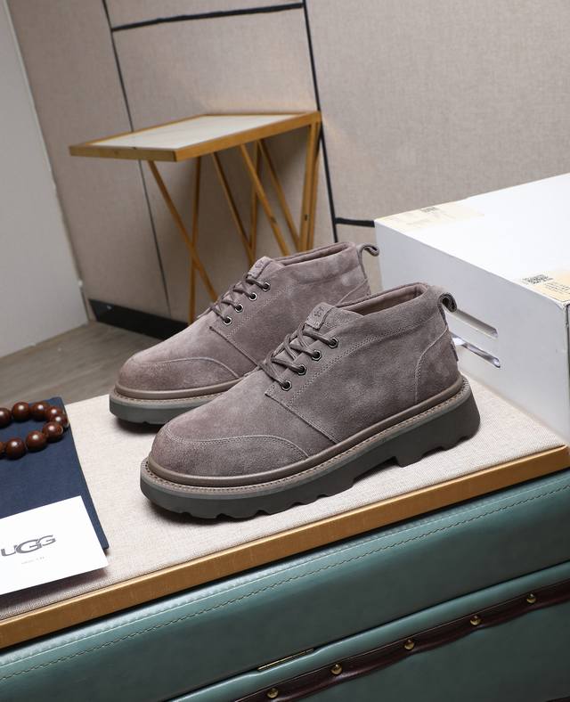 出厂价P 全真羊毛内里 假一赔十 请注意 原单品质 比较毛料的厚度爆款Ugg 来自澳洲温暖奢侈品牌男鞋，官网同步、贝克汉姆男款..，采用进口头层打蜡牛皮制作，鞋