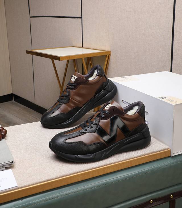 出厂价P 全真羊毛内里 假一赔十 请注意 原单品质 比较毛料的厚度爆款Ugg 来自澳洲温暖奢侈品牌男鞋，官网同步、贝克汉姆男款..，采用进口头层打蜡牛皮制作，鞋