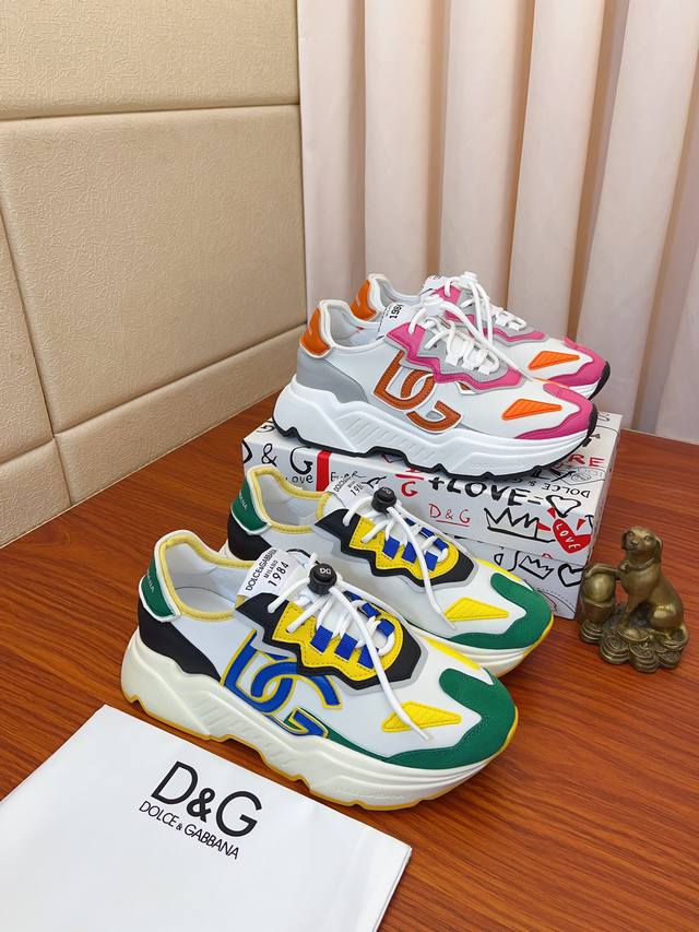 价： Dg～ 男士休闲鞋 Z柜同步发售 鞋面选用牛皮拼接布料网布内里，舒适透气，鞋底：原版舒适耐磨大底，实物拍摄实物更赞码数:36-46