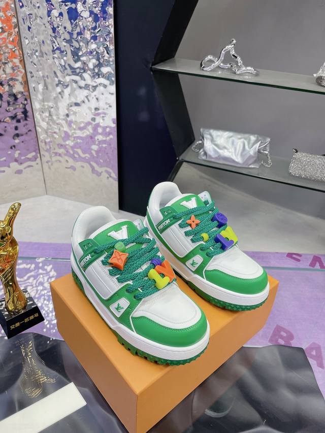 工厂P价P： Lv胖丁 情侣款 高版本货比三家 目前此版本只做Zp上市的 最高还原所有细节 、包装 Lvtrainer小胖丁 最新升级版本 原版一致 独家开模