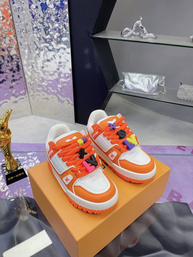 工厂P价P： Lv胖丁 情侣款 高版本货比三家 目前此版本只做Zp上市的 最高还原所有细节 、包装 Lvtrainer小胖丁 最新升级版本 原版一致 独家开模