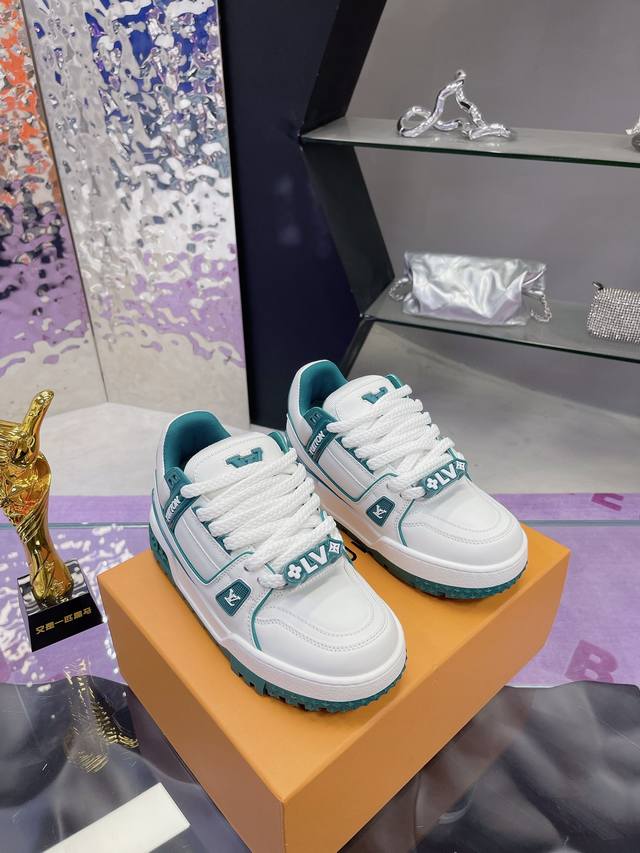 工厂P价P： Lv胖丁 情侣款 高版本货比三家 目前此版本只做Zp上市的 最高还原所有细节 、包装 Lvtrainer小胖丁 最新升级版本 原版一致 独家开模