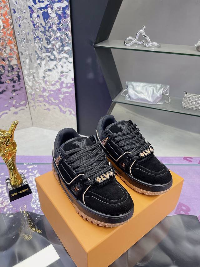 工厂P价P： Lv胖丁 情侣款 高版本货比三家 目前此版本只做Zp上市的 最高还原所有细节 、包装 Lvtrainer小胖丁 最新升级版本 原版一致 独家开模