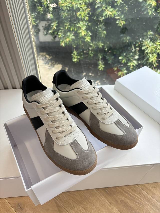 Maisonmargiela Mm6德训休闲鞋鬼才设计师品牌，一个轻奢品牌上脚很百搭哦，也很随脚舒适，这一款德国训练鞋延续了经典的T形真皮拼接设计，经过设计团队
