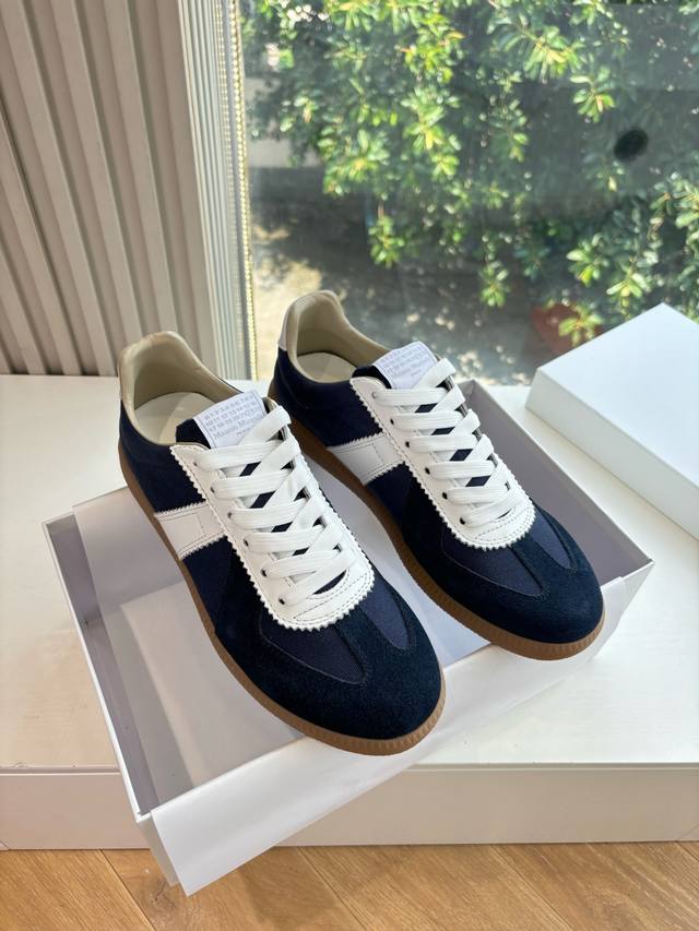 Maisonmargiela Mm6德训休闲鞋鬼才设计师品牌，一个轻奢品牌上脚很百搭哦，也很随脚舒适，这一款德国训练鞋延续了经典的T形真皮拼接设计，经过设计团队