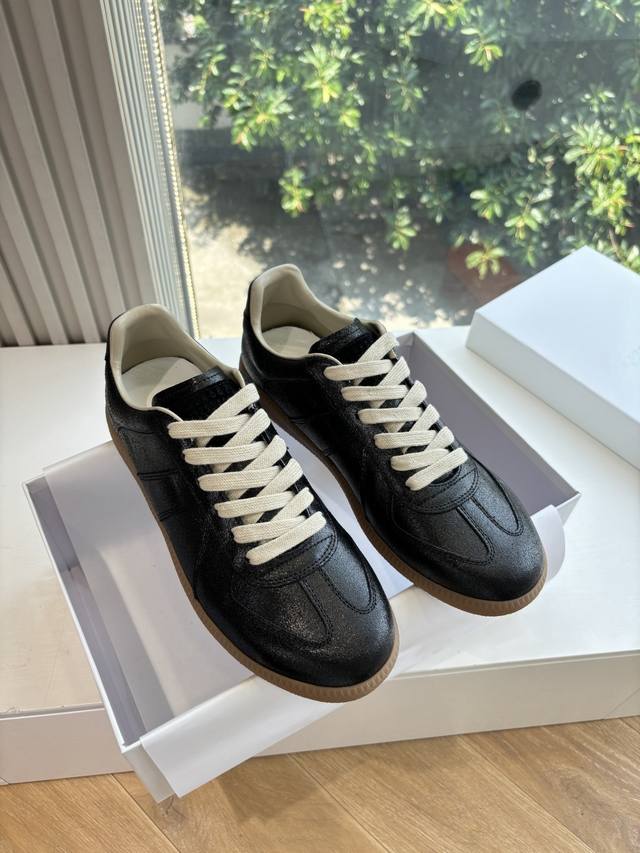 Maisonmargiela Mm6德训休闲鞋鬼才设计师品牌，一个轻奢品牌上脚很百搭哦，也很随脚舒适，这一款德国训练鞋延续了经典的T形真皮拼接设计，经过设计团队