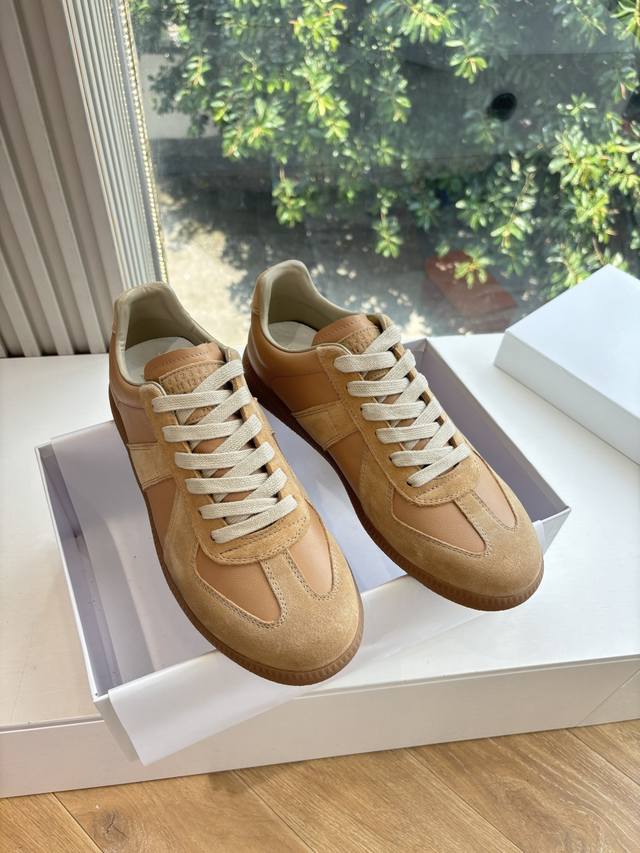 Maisonmargiela Mm6德训休闲鞋鬼才设计师品牌，一个轻奢品牌上脚很百搭哦，也很随脚舒适，这一款德国训练鞋延续了经典的T形真皮拼接设计，经过设计团队