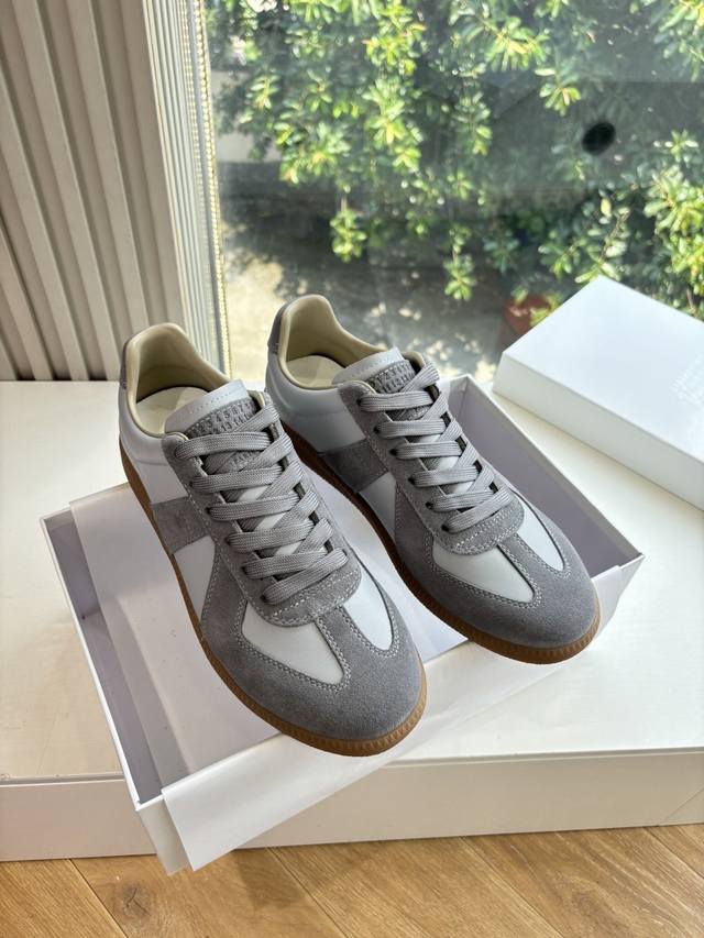 Maisonmargiela Mm6德训休闲鞋鬼才设计师品牌，一个轻奢品牌上脚很百搭哦，也很随脚舒适，这一款德国训练鞋延续了经典的T形真皮拼接设计，经过设计团队