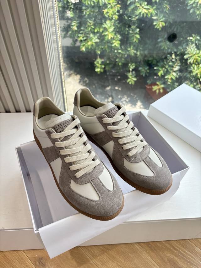 Maisonmargiela Mm6德训休闲鞋鬼才设计师品牌，一个轻奢品牌上脚很百搭哦，也很随脚舒适，这一款德国训练鞋延续了经典的T形真皮拼接设计，经过设计团队