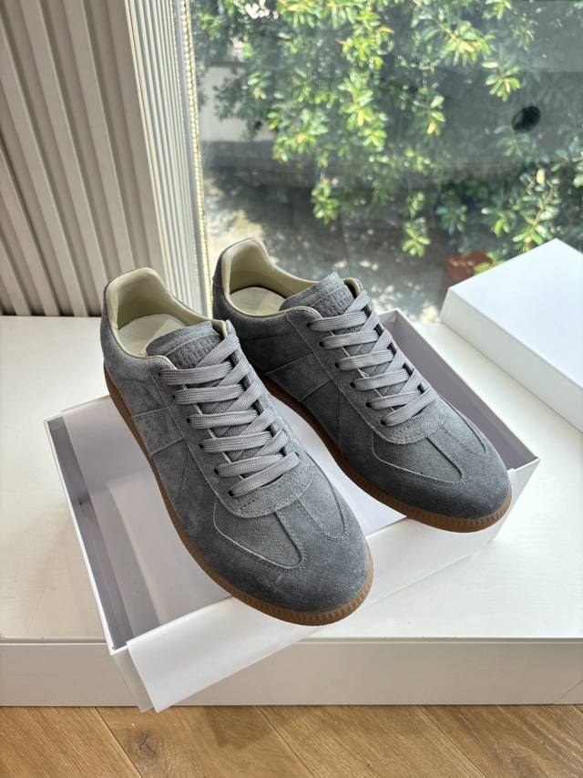 Maisonmargiela Mm6德训休闲鞋鬼才设计师品牌，一个轻奢品牌上脚很百搭哦，也很随脚舒适，这一款德国训练鞋延续了经典的T形真皮拼接设计，经过设计团队