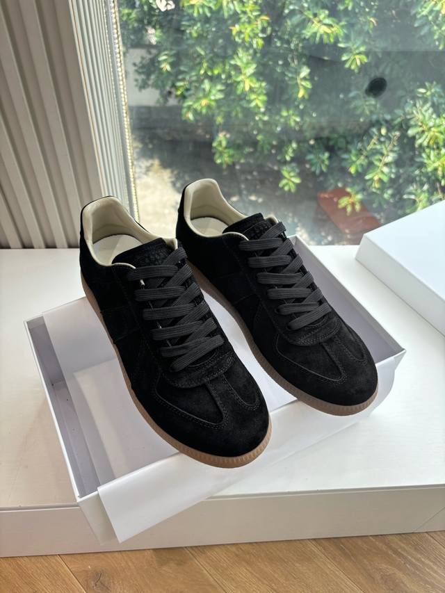 Maisonmargiela Mm6德训休闲鞋鬼才设计师品牌，一个轻奢品牌上脚很百搭哦，也很随脚舒适，这一款德国训练鞋延续了经典的T形真皮拼接设计，经过设计团队