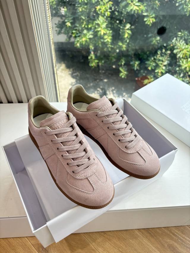 Maisonmargiela Mm6德训休闲鞋鬼才设计师品牌，一个轻奢品牌上脚很百搭哦，也很随脚舒适，这一款德国训练鞋延续了经典的T形真皮拼接设计，经过设计团队