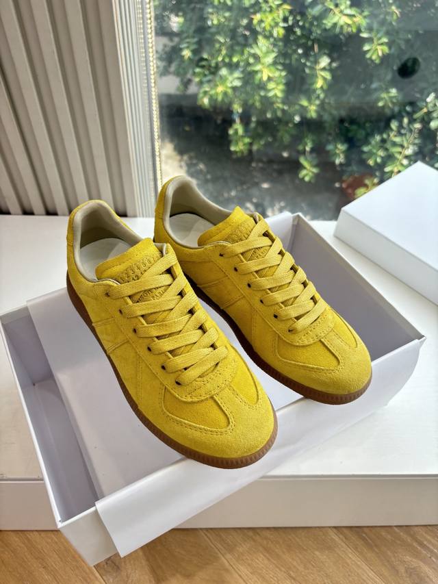 Maisonmargiela Mm6德训休闲鞋鬼才设计师品牌，一个轻奢品牌上脚很百搭哦，也很随脚舒适，这一款德国训练鞋延续了经典的T形真皮拼接设计，经过设计团队