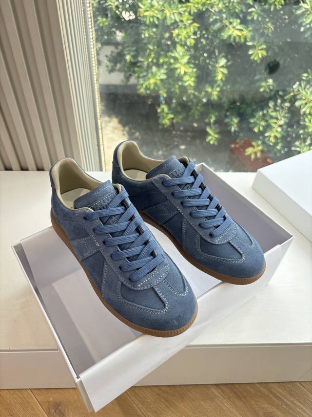 Maisonmargiela Mm6德训休闲鞋鬼才设计师品牌，一个轻奢品牌上脚很百搭哦，也很随脚舒适，这一款德国训练鞋延续了经典的T形真皮拼接设计，经过设计团队
