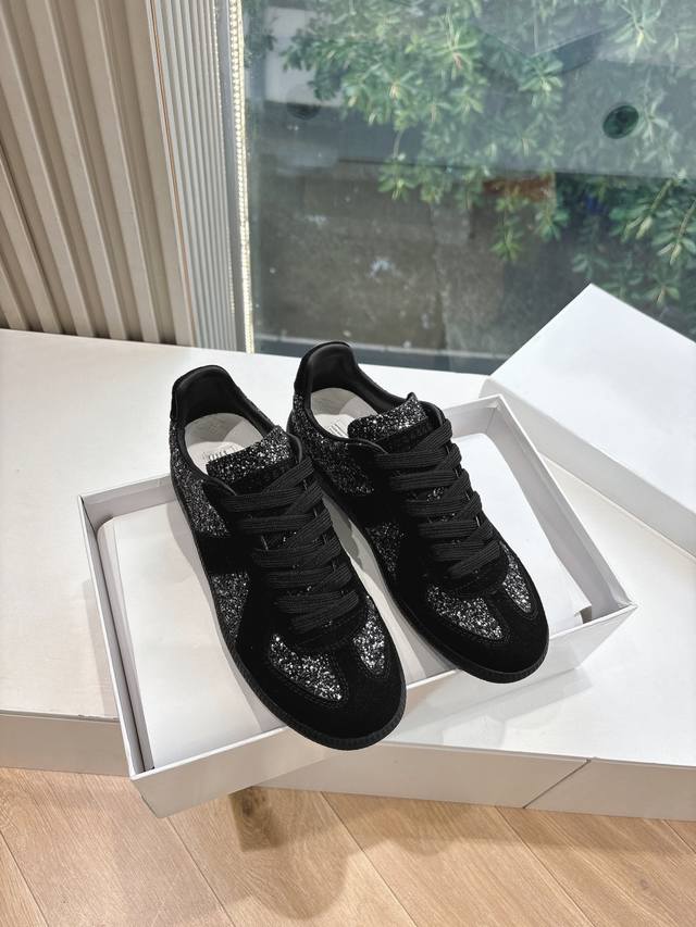 Maisonmargiela Mm6德训休闲鞋鬼才设计师品牌，一个轻奢品牌上脚很百搭哦，也很随脚舒适，这一款德国训练鞋延续了经典的T形真皮拼接设计，经过设计团队