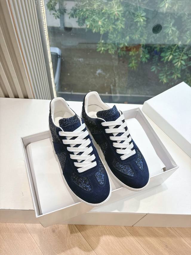 Maisonmargiela Mm6德训休闲鞋鬼才设计师品牌，一个轻奢品牌上脚很百搭哦，也很随脚舒适，这一款德国训练鞋延续了经典的T形真皮拼接设计，经过设计团队