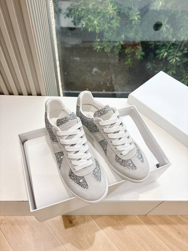 Maisonmargiela Mm6德训休闲鞋鬼才设计师品牌，一个轻奢品牌上脚很百搭哦，也很随脚舒适，这一款德国训练鞋延续了经典的T形真皮拼接设计，经过设计团队