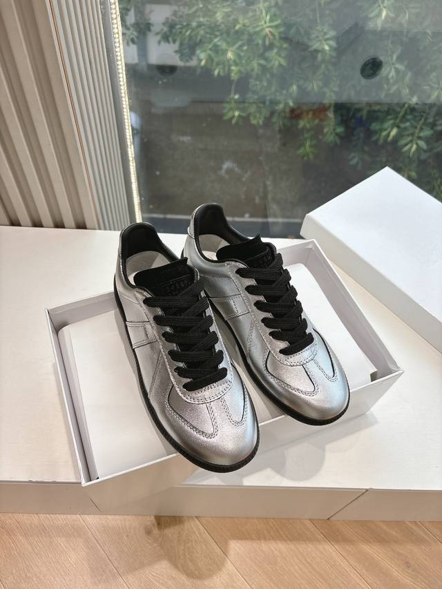 Maisonmargiela Mm6德训休闲鞋鬼才设计师品牌，一个轻奢品牌上脚很百搭哦，也很随脚舒适，这一款德国训练鞋延续了经典的T形真皮拼接设计，经过设计团队