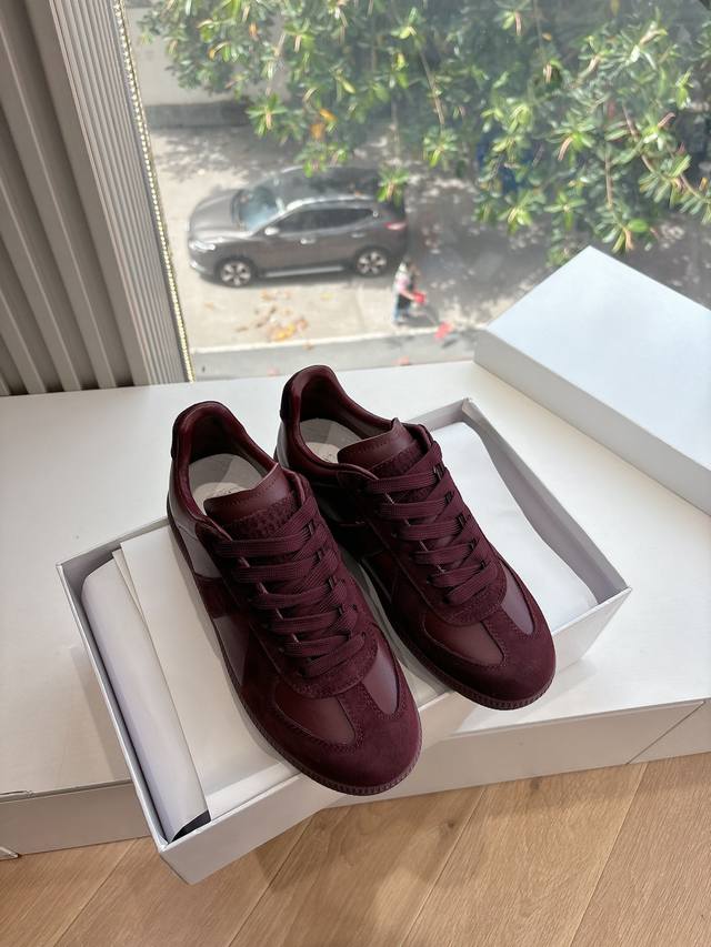 Maisonmargiela Mm6德训休闲鞋鬼才设计师品牌，一个轻奢品牌上脚很百搭哦，也很随脚舒适，这一款德国训练鞋延续了经典的T形真皮拼接设计，经过设计团队