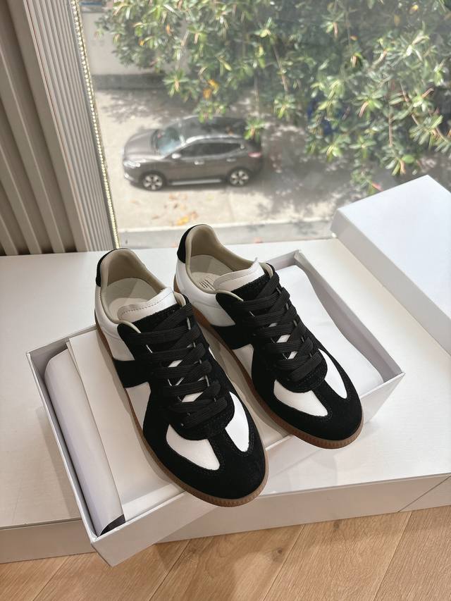 Maisonmargiela Mm6德训休闲鞋鬼才设计师品牌，一个轻奢品牌上脚很百搭哦，也很随脚舒适，这一款德国训练鞋延续了经典的T形真皮拼接设计，经过设计团队