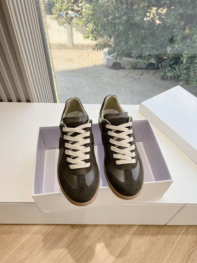 Maisonmargiela Mm6德训休闲鞋鬼才设计师品牌，一个轻奢品牌上脚很百搭哦，也很随脚舒适，这一款德国训练鞋延续了经典的T形真皮拼接设计，经过设计团队