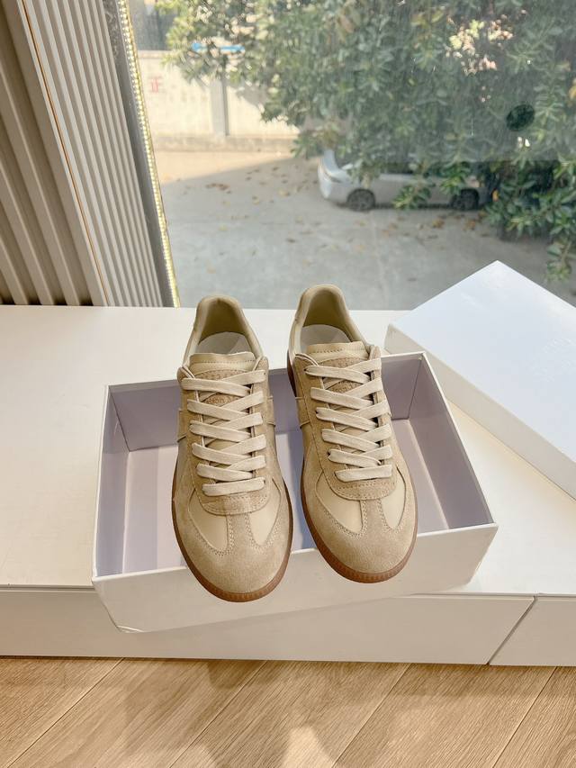 Maisonmargiela Mm6德训休闲鞋鬼才设计师品牌，一个轻奢品牌上脚很百搭哦，也很随脚舒适，这一款德国训练鞋延续了经典的T形真皮拼接设计，经过设计团队