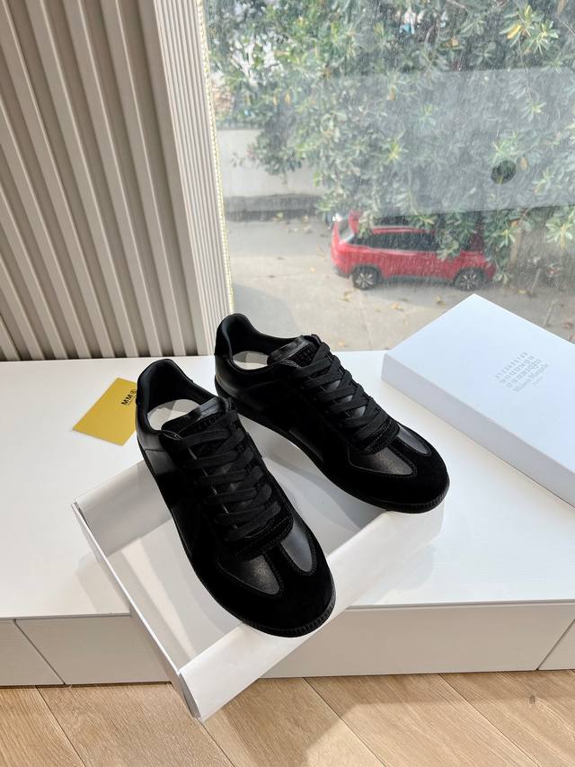 Maisonmargiela Mm6德训休闲鞋鬼才设计师品牌，一个轻奢品牌上脚很百搭哦，也很随脚舒适，这一款德国训练鞋延续了经典的T形真皮拼接设计，经过设计团队